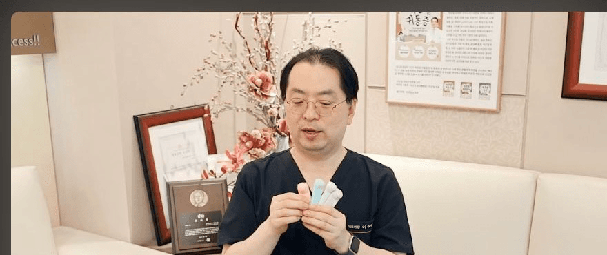 이원장이 혀 저항 운동기구 페코판다를 보여주는 영상 장면